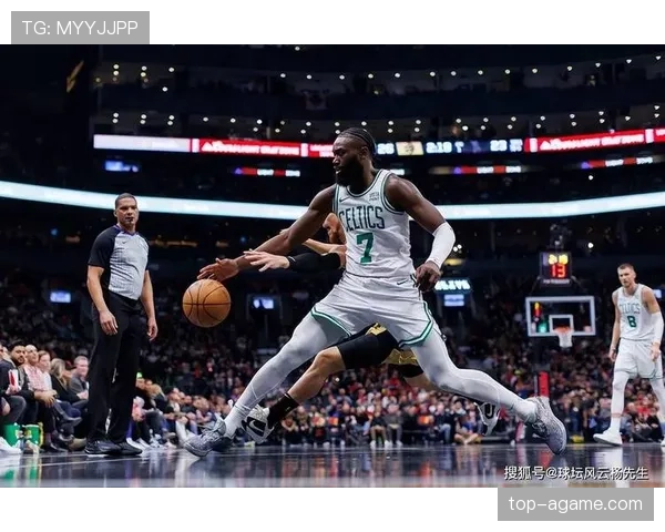 怀特无球跑动制造空位三分，拉开绿军进攻空间